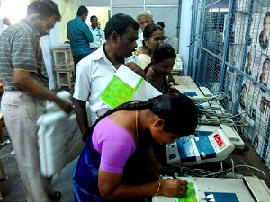 வேப்பந்தட்டையில் மின்னணு வாக்குப்பதிவு இயந்திரங்களை சரிபார்க்கும் பணி