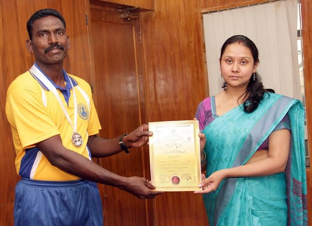 தேசிய அளவிலான நீளம் தாண்டுதல் போட்டியில், வெள்ளிபதக்கம் வென்ற பெரம்பலூர் ஆயுதப்படை காவலரை எஸ்.பி பாராட்டு