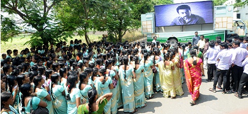 செய்தி மக்கள் தொடர்புத் துறை சார்பில் வாக்களிப்பதின் முக்கியத்துவம் குறித்து குறும்படம் மாணவர்களிடம் ஒளிபரப்பினர்.