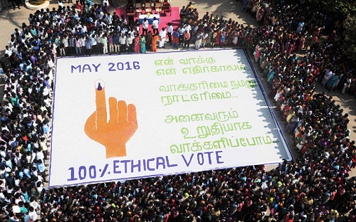 “நூறு சதவீதம் நேர்மையுடன் வாக்களிக்க வேண்டும் என்பதை வலியுறுத்தி ஆயிரத்திற்கும் மேற்ப்பட்ட கல்லூரி மாணவ,மாணவிகள் 150 அடி நீள ரங்கோலி கோலம் வரைந்தனர்