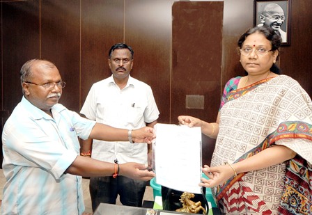தீண்டாமை கடைபிடிக்காத கிராமத்திற்கு பரிசுத் தொகை ரூ.10 லட்சம் வழங்கினர் பெரம்பலூர் ஆட்சியர்