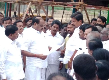 எம்.ஜி.ஆர் நூற்றாண்டு விழாவிற்கான பந்தலை, எம்.பி ஆர்.வைத்திலிங்கம் பார்வையிட்டார்.