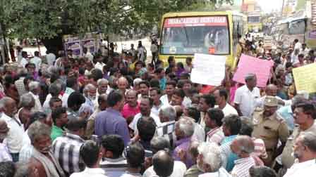 மருத்துவமனையை இடம் மாற்றுவதற்கு எதிர்ப்பு தெரிவித்து காரை கிராம மக்கள் சாலை மறியில்