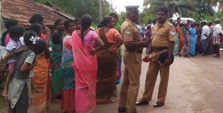 வி.சி.க விளம்பரம் அழிப்பு : கைதானவரை விடுவிக்க கோரி சாலைமறியல்