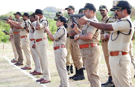 பெரம்பலூரில் காவல் துறையினருக்கான துப்பாக்கி சுடும் பயிற்சி