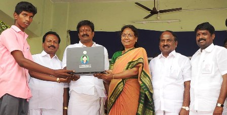 பெரம்பலூரில் பெண்கள் மேல்நிலைப்பள்ளிக்கு ரூ. 1 லட்சத்தை நாடாளுமன்ற, சட்டமன்ற உறுப்பினர்களே வழங்கினர்.