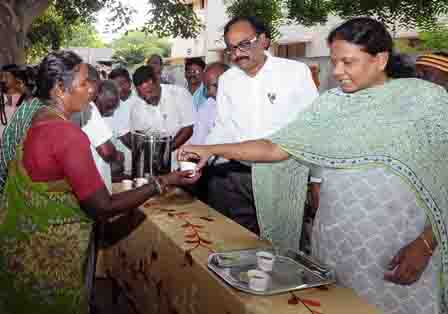 மாணவர்கள், அரசு ஊழியார்கள் பொதுமக்களுக்கு நிலவேம்பு கசாயம் : ஆட்சியர் வழங்கினார்.