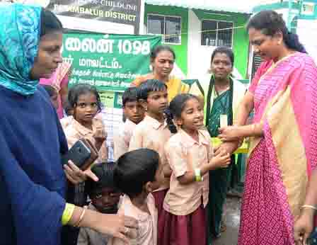 குழந்தைகள் தினம் : பெரம்பலூர் ஆட்சியருக்கு மாணவர்கள் ராக்கி அணிவித்தனர்.