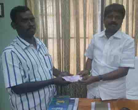செய்தியாளருக்கு பெரம்பலூர் எம்.எல்.ஏ., இரா.தமிழ்ச்செல்வன் நிதியுதவி