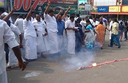 இரட்டை இலை தீர்ப்பு – பெரம்பலூர் அதிமுகவினர் பட்டாசு வெடித்து கொண்டாட்டம்