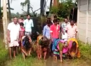 பெரம்பலூர் அருகே ஊராட்சி நிர்வாகத்தை கண்டித்து நாற்று நடும் போராட்டம்