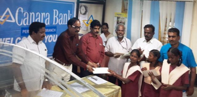 பெரம்பலூர் கனரா வங்கி சார்பில் பள்ளி மாணவிகளுக்கு கல்வி உதவித் தொகை