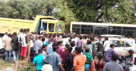 பெரம்பலூர் அருகே பள்ளி பேருந்து மீது டிப்பர் லாரி மோதல் : 11 குழந்தைகள் காயம்!