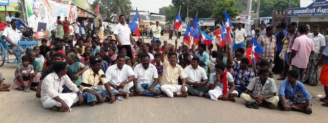 பெரம்பலூர் அருகே வி.சி.க நிர்வாகியை தாக்கியவரை கைது செய்யக்கோரி சாலைமறியல்