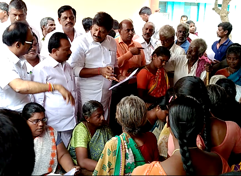பெரம்பலூர் அருகே எம்.பி., எம்.எல்.ஏ முன்னிலையில் மாற்றுத்திறனாளிகள் முகாமில் பொதுமக்கள் அதிகாரிகள் மீது குற்றச்சாட்டு