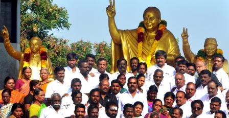 தந்தை பெரியார், எம்.ஜி.ஆர். நினைவு தினம்: பெரம்பலூரில் தலைவர்கள் மலர் அஞ்சலி செலுத்தினர்