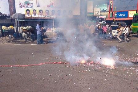 பெரம்பலூரில் ரஜினி ரசிகர்கள் பட்டாசு வெடித்து கொண்டாட்டம்
