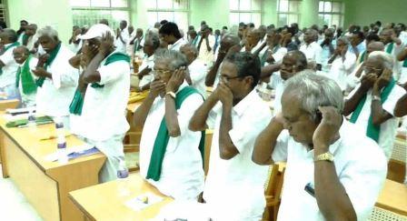 பெரம்பலூரில் கரும்பு விவசாயிகள் அதிகாரிகள் முன்பு நூதன போராட்டம்