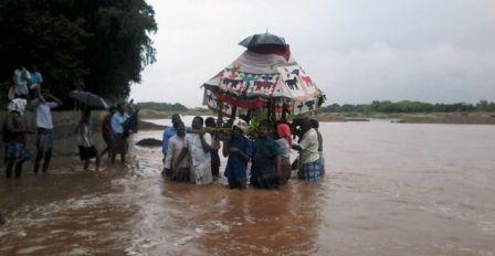 பெரம்பலூர் அருகே மயானத்திற்கு பாதை வசதியில்லை : இடுப்பளவு தண்ணீரில் சவத்தை எடுத்துச் சென்றனர்