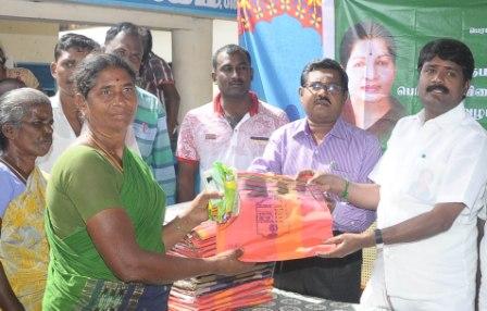 தமிழக அரசின் விலையில்லா வேட்டி சேலைகளை பெரம்பலூர் எம்.எல்.ஏ வழங்கினார்.