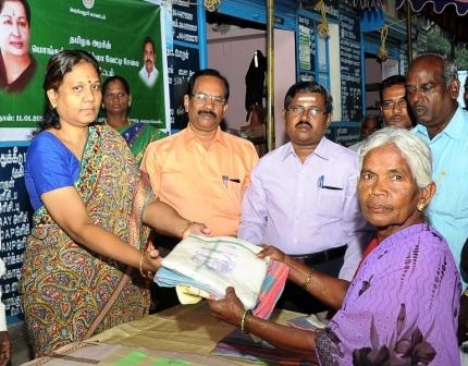 பொங்கல் திருநாள் : பெரம்பலூர் மாவட்டத்தில் 2,87,260 பேருக்கு தமிழக அரசின் வேட்டி சேலைகள்