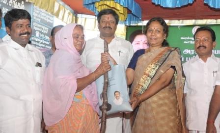 பெரம்பலூர் மாவட்ட குடும்ப அட்டைதாரர்களுக்கு பொங்கல் பரிசுத் தொகுப்பு வினியோகம் துவக்கம்