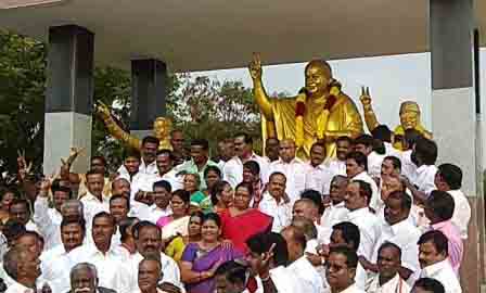 எம்.ஜி.ஆர்., 101வது பிறந்த நாள் : பெரம்பலூரில் அதிமுகவினர் மாலை அணிவித்து மரியாதை!!