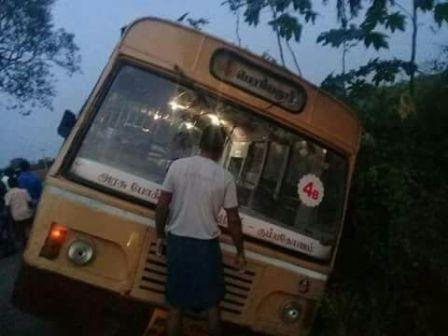 பெரம்பலூர்: தற்காலிக ஓட்டுநர் இயக்கிய பேருந்து சாலையோர பள்ளத்தில் இறங்கி விபத்து