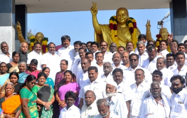 அண்ணா நினைவு நாள் : அதிமுக – திமுக சார்பில் மாலை அணிவிப்பு : சமபந்தி விருந்து