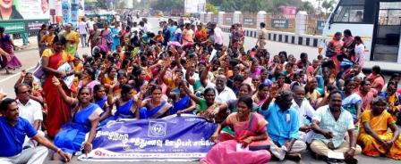 பெரம்பலூரில், சத்துணவு ஊழியர்கள் மறியல் போராட்டம்