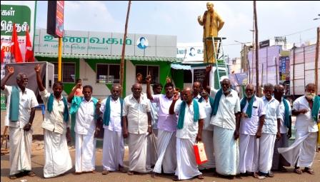 ஆளும் கட்சியினர் பேனர்களை அகற்றக்கோரி தமிழக விவசாய சங்கத்தினர் பெரம்பலூரில் ஆர்ப்பாட்டம்.