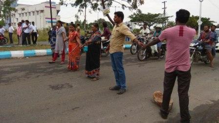 பெரம்பலூர் நகராட்சியை கண்டித்து மாவட்ட ஆட்சியர் அலுவலகம் முன்பு சாலை மறியல்