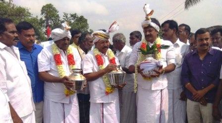 பெரம்பலூர் அருகே உள்ள கீழப்புலியூர்-பரவாய் தார்சாலை பூமிபூஜை