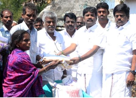 தீ விபத்தால் பாதிக்கப்பட்ட குடும்பங்களுக்கு அரசின் நிவாரண உதவி : பெரம்பலூர் எம்.எல்.ஏ வழங்கினார்