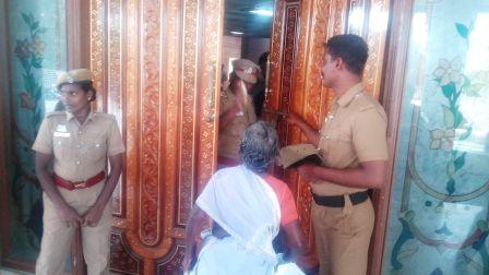 ஆக்கிரமிப்பு குறித்த தொடர் மனு கொடுக்க பெண் வந்ததால் பெரம்பலூர் ஆட்சியர் அலுவலக கதவு மூடப்பட்டது.