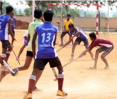 பெரம்பலூர் மாவட்ட அளவிலான ஹாக்கி போட்டி : தந்தை ரோவர் கல்லூரி முதலிடம்