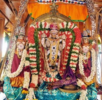 பெரம்பலூர் மதன கோபாலசாமி கோவிலில் பங்குனி உத்திர தேரோட்டம் இன்று நடந்து வருகிறது.