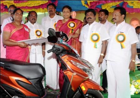 பெரம்பலூரில் உழைக்கும் மகளிருக்கான இருசக்கரம் வாகனம் வழங்கும் விழா : 100 பேருக்கு வழங்கப்பட்டது.