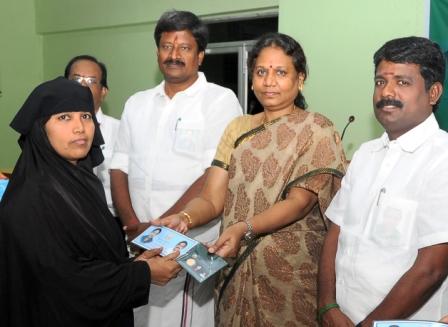திருமண நிதியுதவியுடன், தாலிக்கு தங்கம் வழங்கும் திட்டம் : பயனாளிகளுக்கு ஆட்சியர் வழங்கினார்.