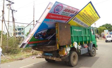 பெரம்பலூர் நகராட்சி அனுமதியின்றி வைக்கப்பட்ட பதாகைகள் அகற்றம்