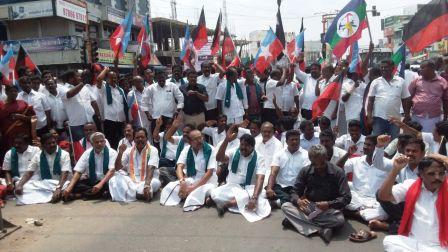 காவேரி மேலாண்மை வாரியம் அமைக்க வலியுறுத்தி பெரம்பலூரில் திமுக உள்ளிட்ட கட்சியினர் சாலைமறியல்!