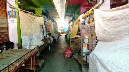 கூடுதல் சுங்க கட்டணம் வசூலிப்பதாக கூறி பெரம்பலூர் மார்க்கட் வியாபாரிகள் கடையடைத்து போராட்டம்