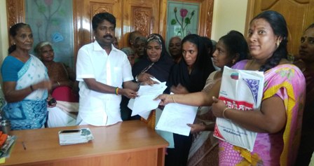 வீடற்று வாடகை வீட்டில் வசிக்கும் 40 க்கும் மேற்பட்டோர், வீட்டு மனை வேண்டி பெரம்பலூர் எம்.எல்.ஏ. இரா.தமிழ்ச்செல்வனிடம் மனு
