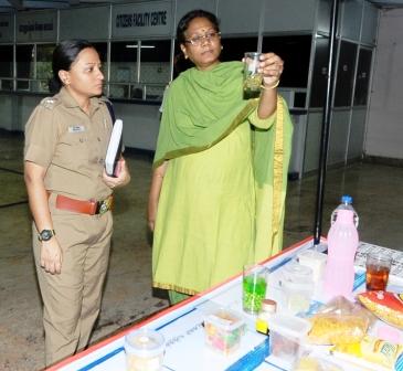 உணவுப் பாதுகாப்புத் தொடர்பான விழிப்புணர்வு அரங்கம்: பெரம்பலூர் ஆட்சியர் தொடங்கி வைத்தார்.