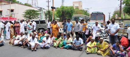 நாமக்கல் அருகே கிணற்றில் விழுந்து இறந்த கூலி தொழிலாளிக்கு இழப்பீடு கோரி உறவினர்கள் சாலை மறியல்