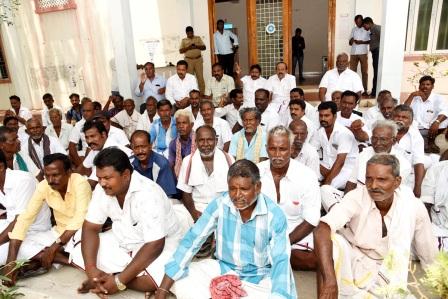 கூட்டுறவு சங்க தேர்தலில் மனு வாங்க அதிகாரிகளும் இல்லை! : அலுவலத்திலும் ஆளில்லை!! : பெரம்பலூரில் திமுகவினர் ஆர்ப்பாட்டம்!!