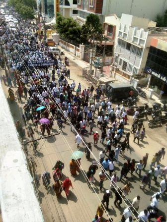 தூத்துக்குடி: ஸ்டெர்லைட் தடை கோரிய போராட்டம் ஏற்பட்ட மோதல் கலவரமாக மாறியது