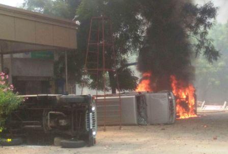 தூத்துக்குடியில் கலவரம் வாகனங்களுக்கு தீவைப்பு : படங்கள்