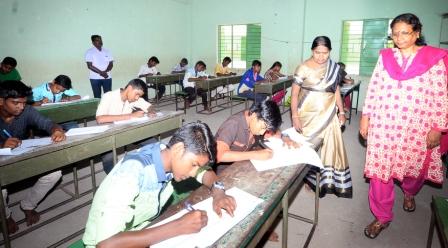 சூப்பர் 30 வகுப்பில் சேர விரும்பும் மாணவர்களுக்கு நுழைவுத் தேர்வு : பெரம்பலூர் ஆட்சியர் பார்வையிட்டார்.