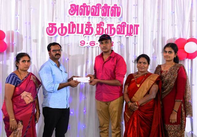 அஸ்வின்ஸ் ஹோம் ஸ்பெஷல் நிறுவன குடும்ப விழா: பணியாளர்களின் குழந்தைகளுக்கு கல்வி உதவித் தொகை வழங்கினார் நிறுவனர் கே.ஆர்.வி. கணேசன்